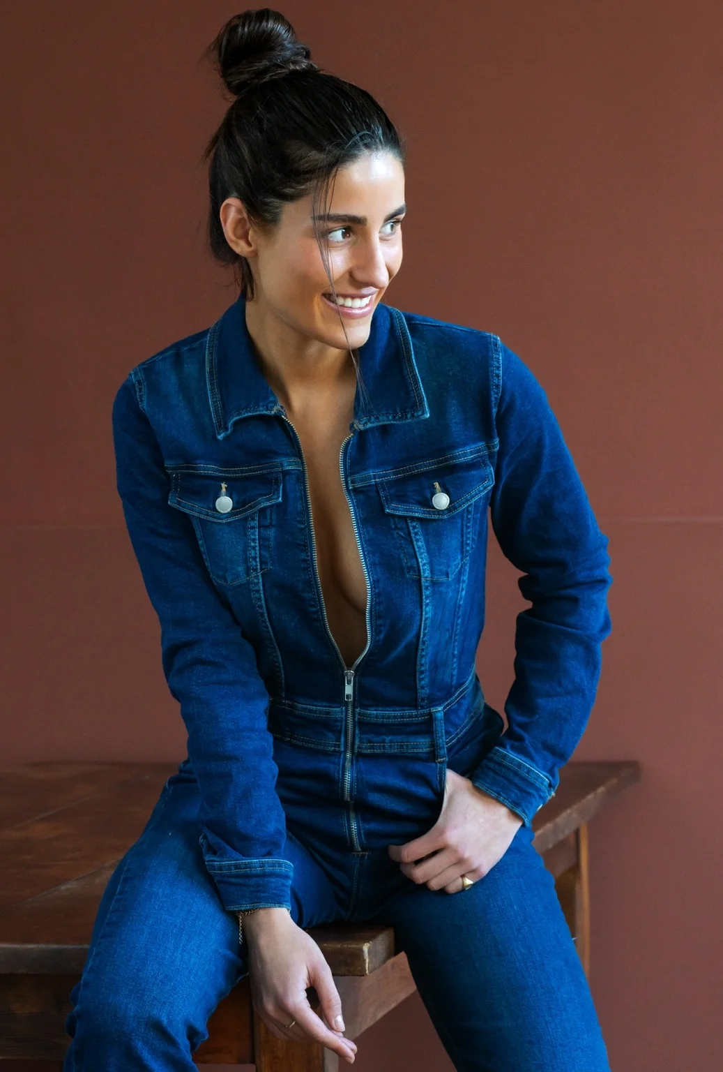 Marie Lamy souriante en veste en jean, portrait en intérieur.